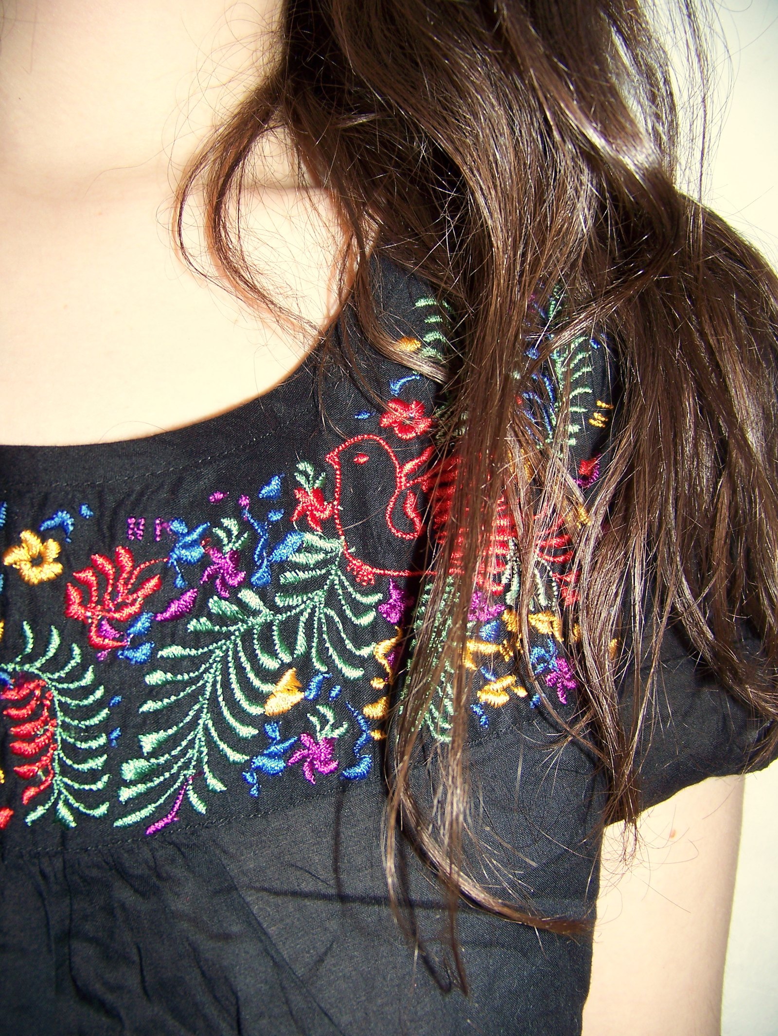 Detail blouse brodee fleurs – Le Blog de Betty