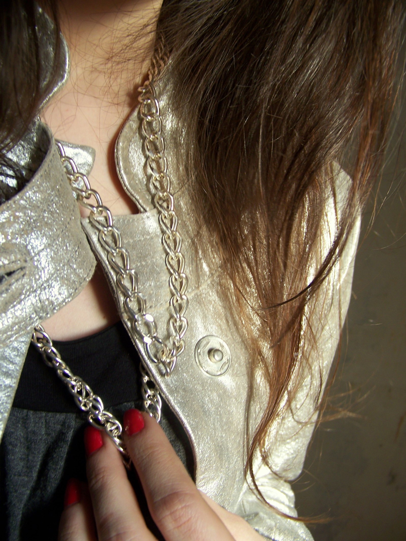 Detail blouson argente sautoir – Le Blog de Betty