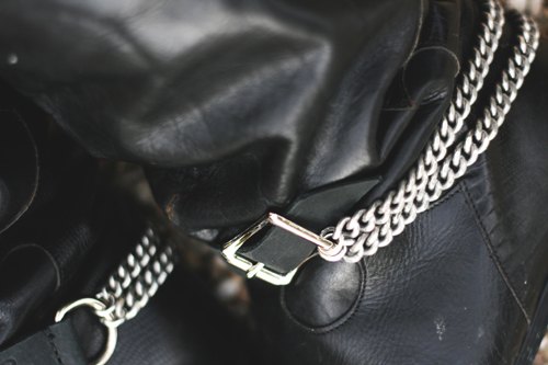 Detail bottes chaines argent – Le Blog de Betty