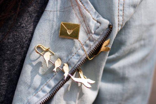 Detail broches dorees veste jean – Le Blog de Betty