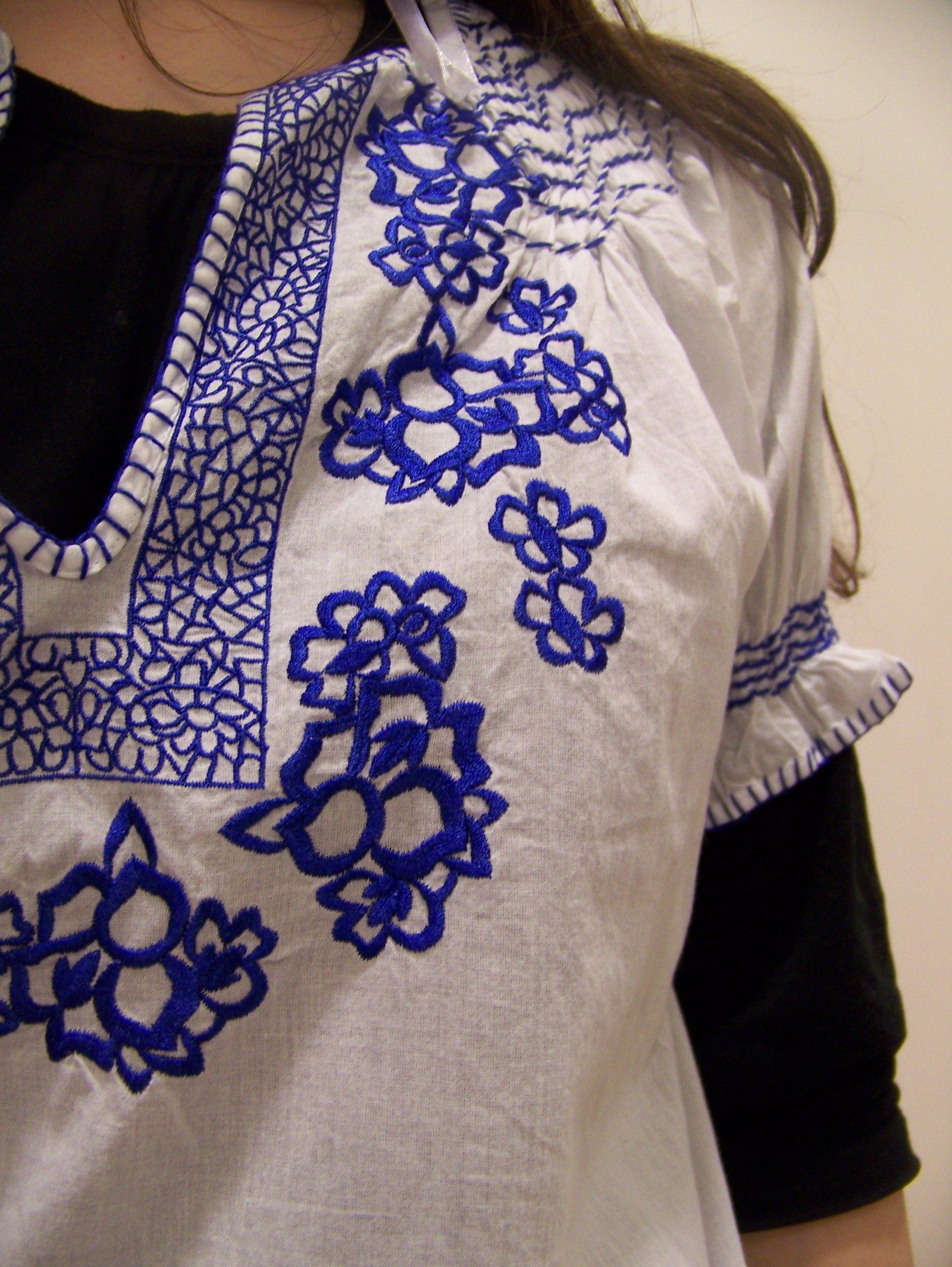 Detail broderie bleue tunique – Le Blog de Betty