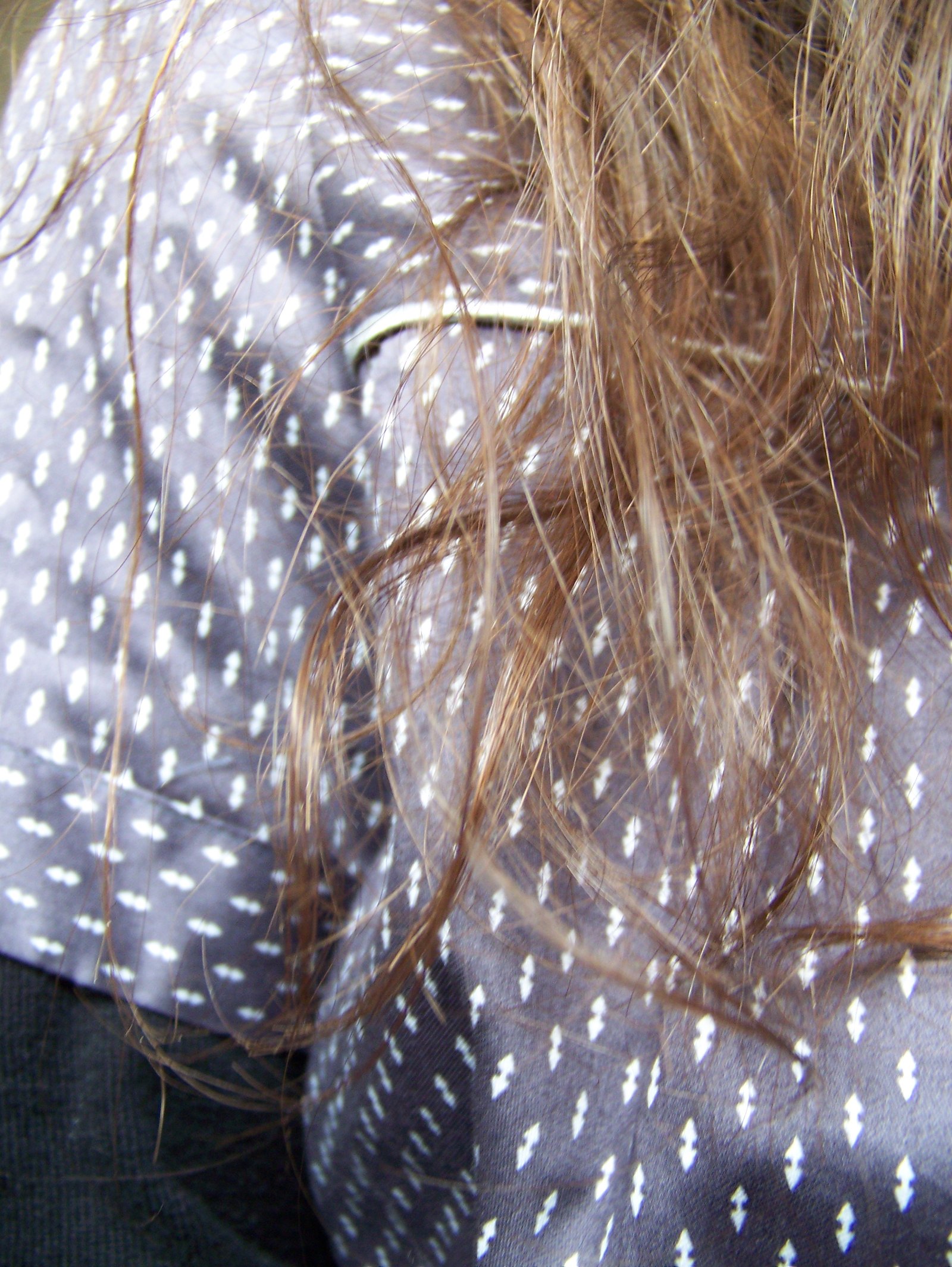 Detail chemise plumetis cheveux – Le Blog de Betty