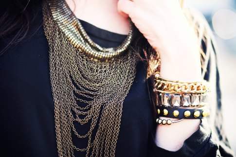 Detail collier chaines dorees bracelets – Le Blog de Betty