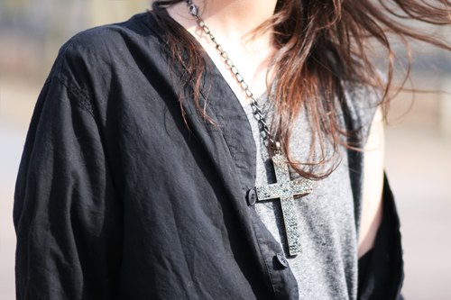 Detail collier croix gilet noir – Le Blog de Betty