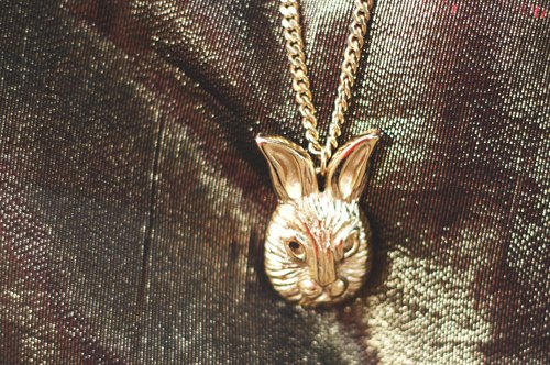 Detail collier lapin dore – Le Blog de Betty