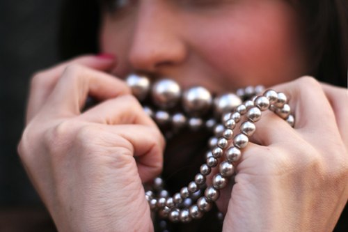 Detail collier perles grises – Le Blog de Betty