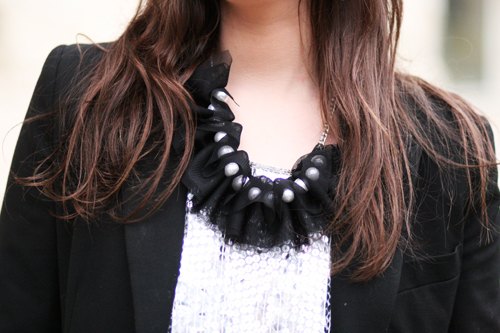 Detail collier plastron noir – Le Blog de Betty