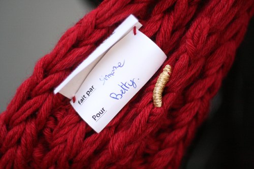 Detail echarpe rouge etiquette – Le Blog de Betty