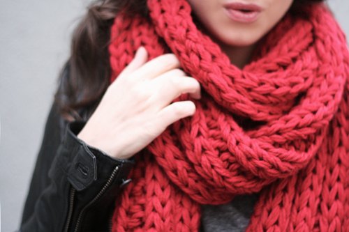 Detail echarpe rouge grosse maille – Le Blog de Betty