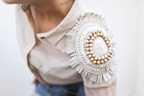 Detail epaulette perles chemise ecru – Le Blog de Betty