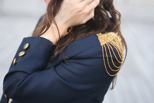 Detail epaulettes chaines dorees – Le Blog de Betty