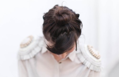 Detail epaulettes perles chignon – Le Blog de Betty