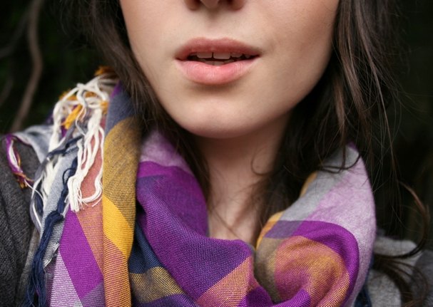Detail foulard violet jaune – Le Blog de Betty