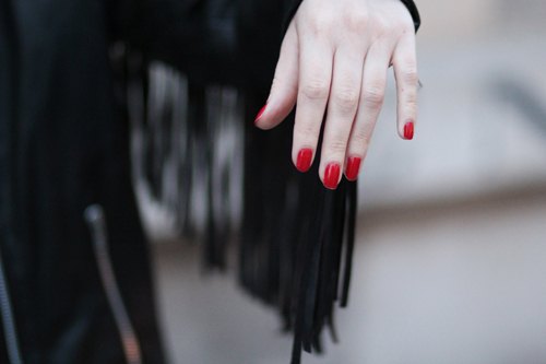 Detail franges cuir vernis rouge – Le Blog de Betty