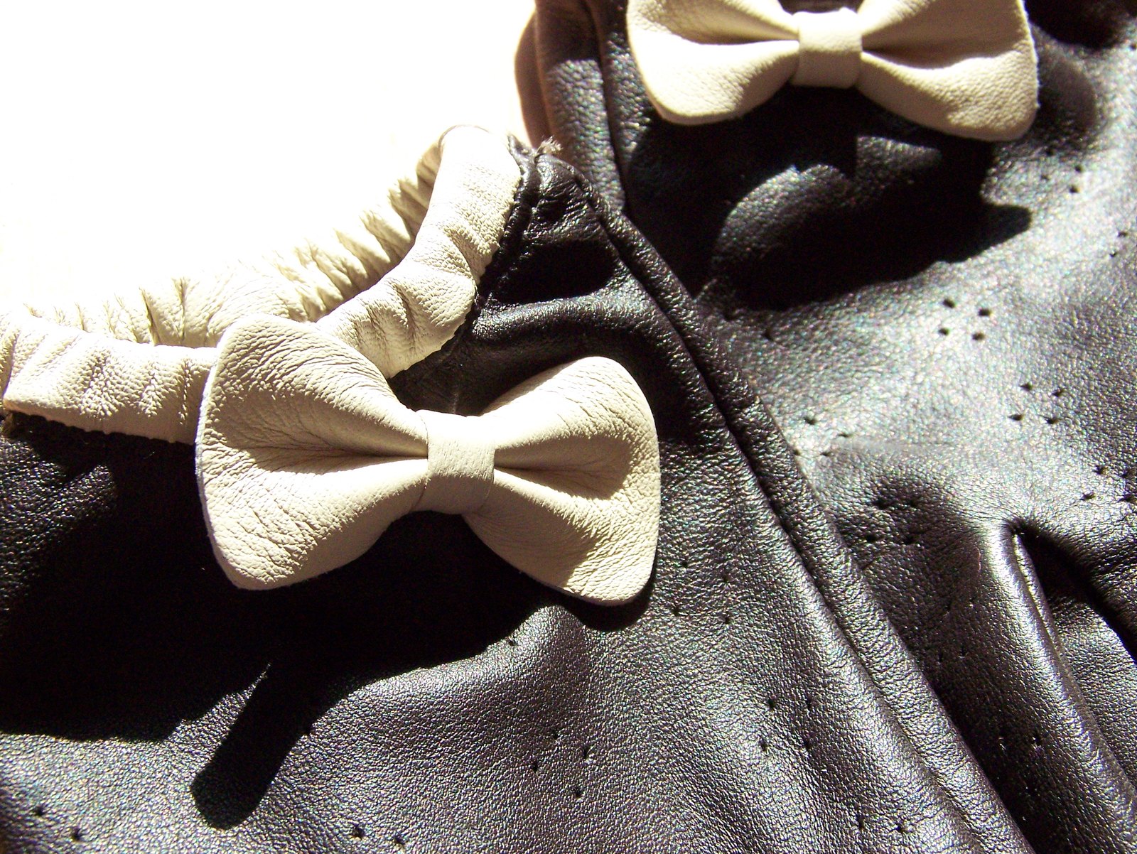 Detail gants noeuds ivoire – Le Blog de Betty