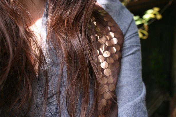 Detail gilet sequins dores – Le Blog de Betty