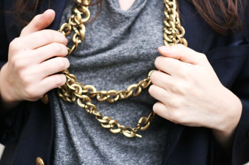 Detail grosse chaine doree tshirt gris – Le Blog de Betty
