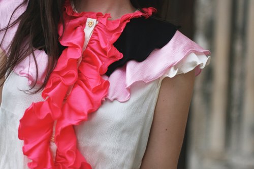 Detail jabot rose epaule – Le Blog de Betty