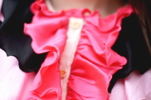 Detail jabot rose fuchsia – Le Blog de Betty