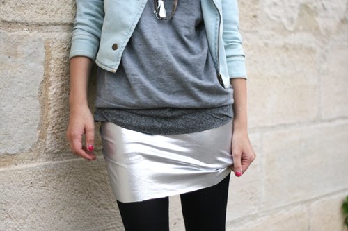 Detail jupe argentee veste bleu ciel – Le Blog de Betty