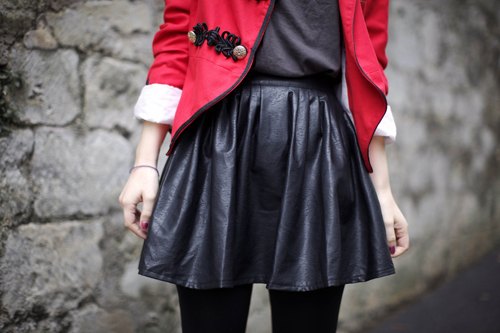 Detail jupe cuir veste rouge – Le Blog de Betty