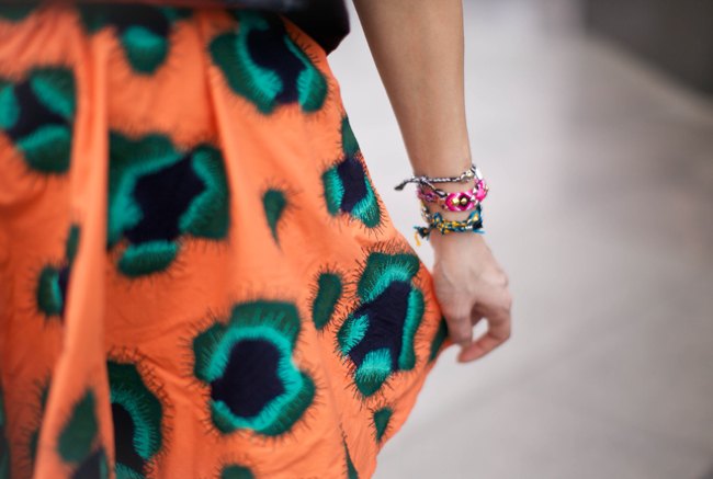 Detail jupe orange imprimee bracelets – Le Blog de Betty