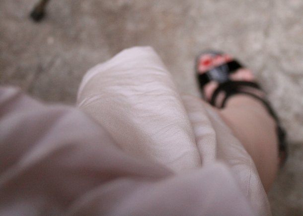 Detail jupe rose sandales – Le Blog de Betty