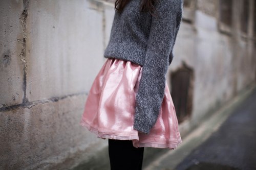 Detail jupe satin rose pull gris – Le Blog de Betty