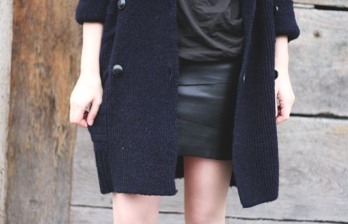 Detail manteau noir jupe cuir – Le Blog de Betty