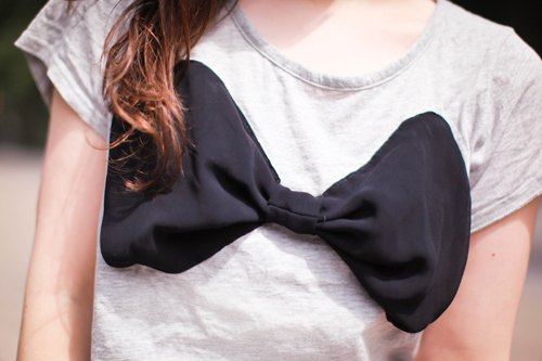 Detail noeud noir tshirt – Le Blog de Betty