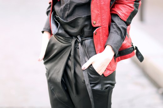 Detail pantalon cuir veste rouge – Le Blog de Betty