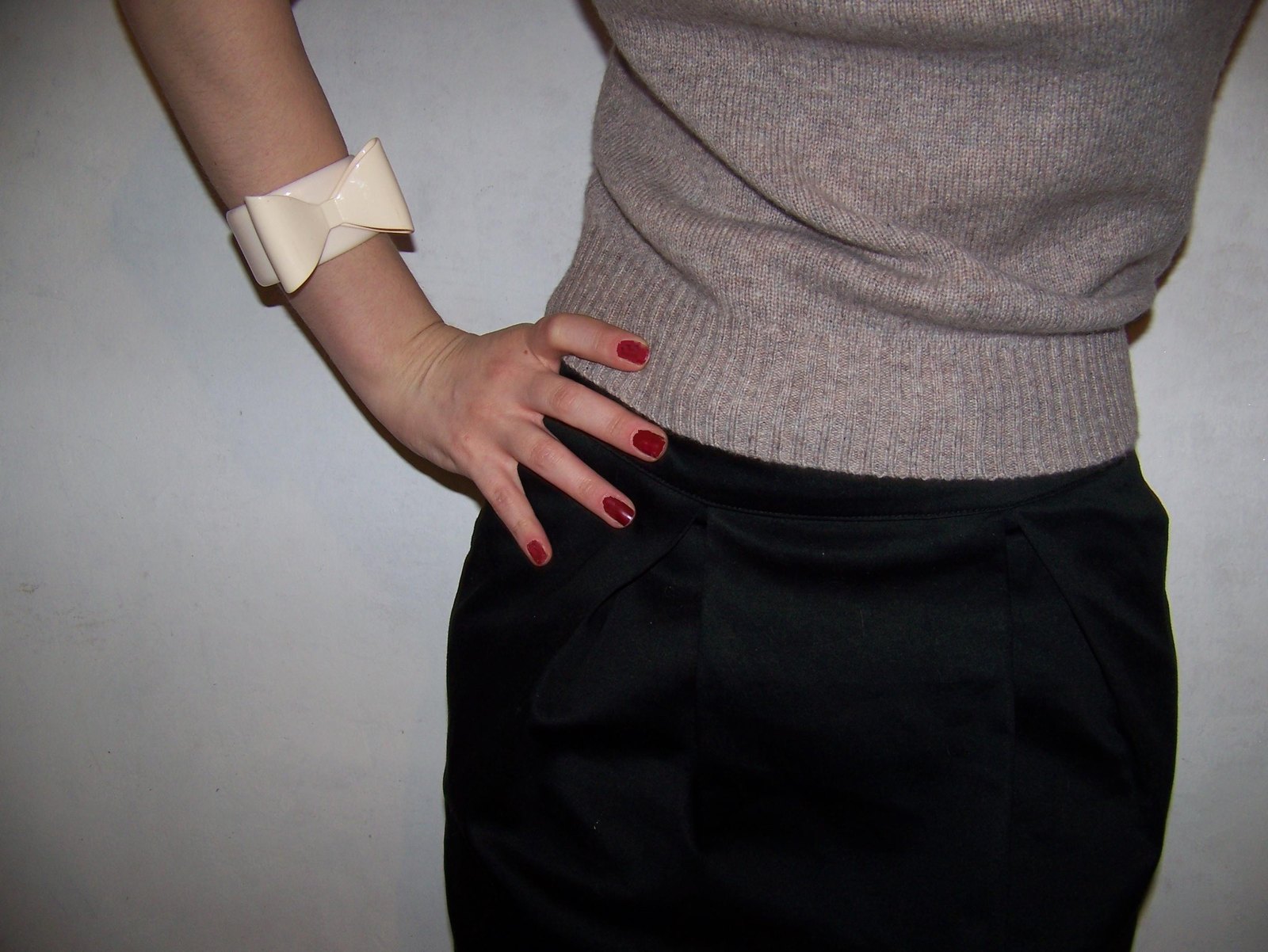 Detail pull taupe manchette – Le Blog de Betty