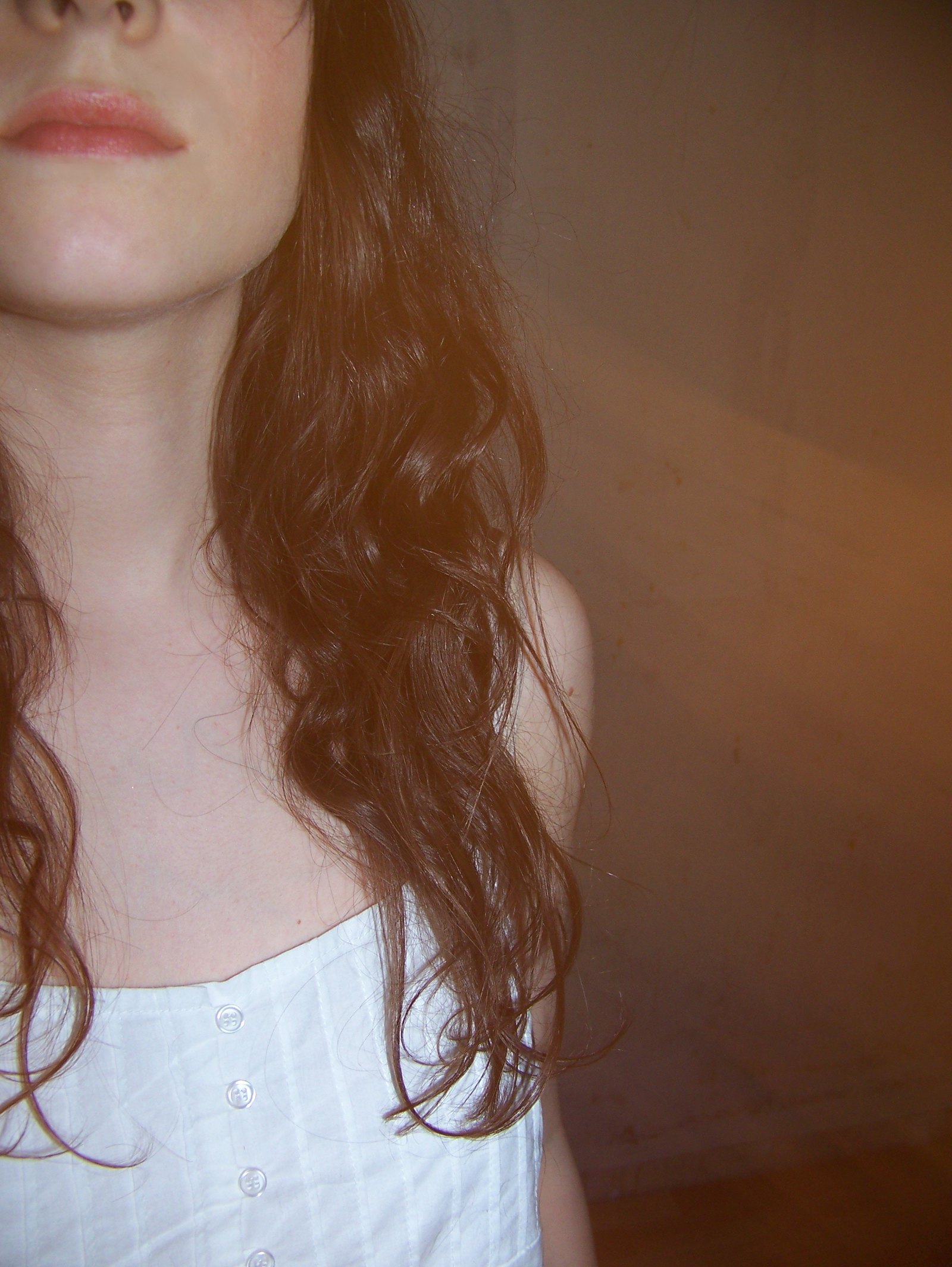 Detail robe blanche cheveux – Le Blog de Betty