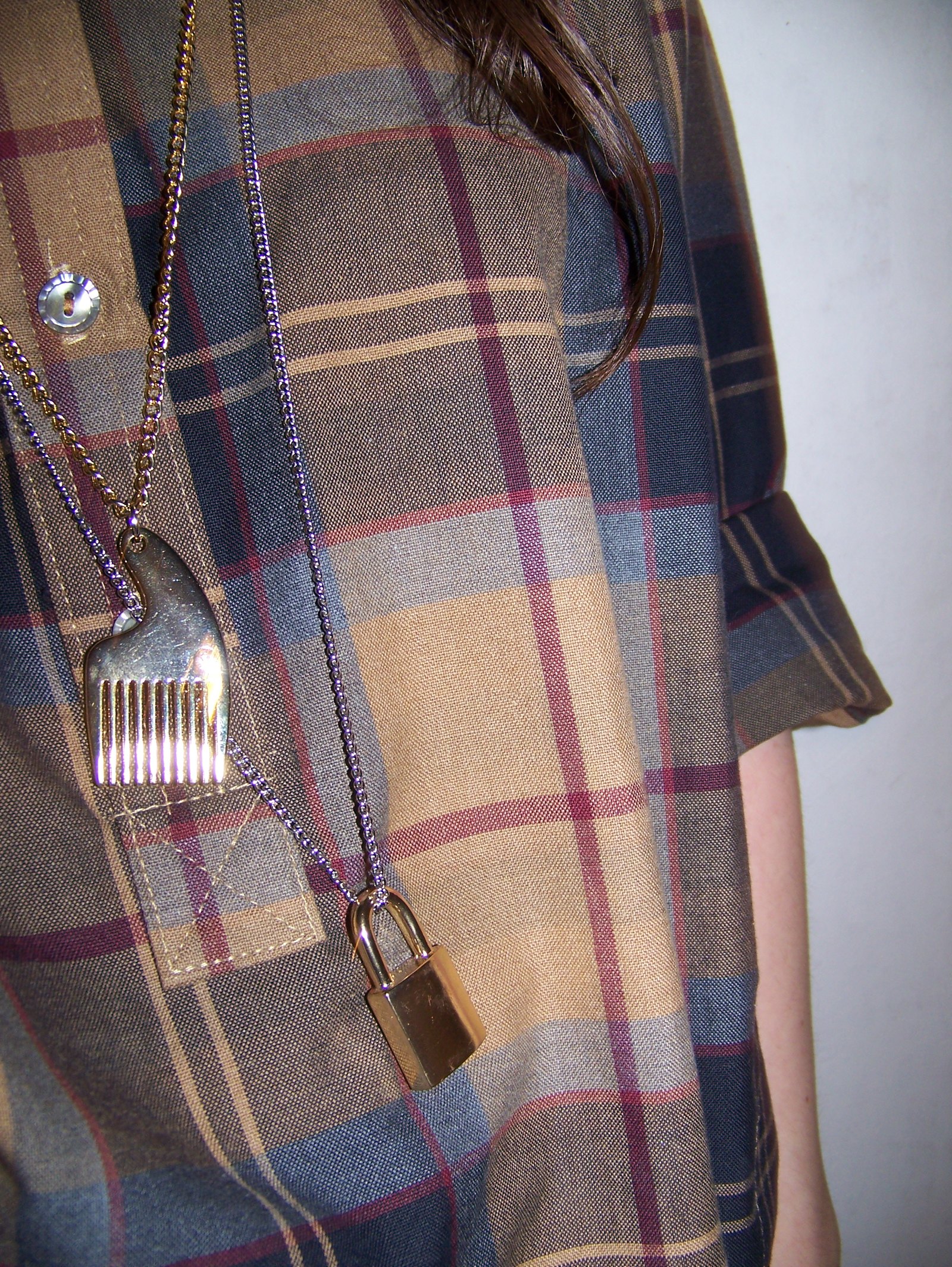 Detail robe carreaux sautoir cadenas – Le Blog de Betty