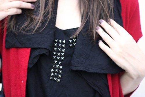 Detail robe noire cloutee gilet rouge – Le Blog de Betty