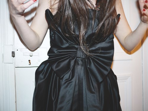 Detail robe noire noeud – Le Blog de Betty