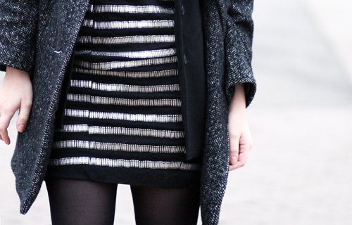 Detail robe rayee sequins manteau gris – Le Blog de Betty