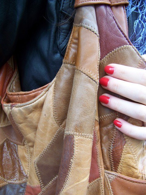 Detail sac patchwork cuir vernis rouge – Le Blog de Betty