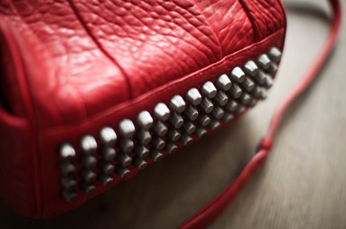 Detail sac rouge clous – Le Blog de Betty