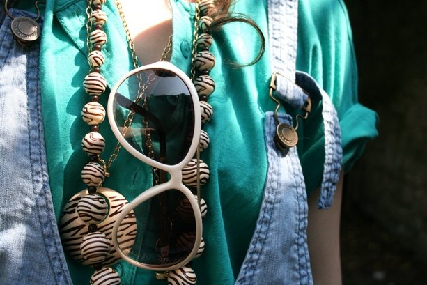 Detail sautoir lunettes blanches – Le Blog de Betty