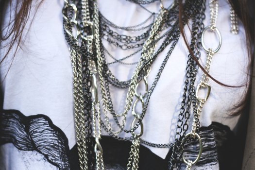 Detail sautoirs chaines tshirt blanc – Le Blog de Betty