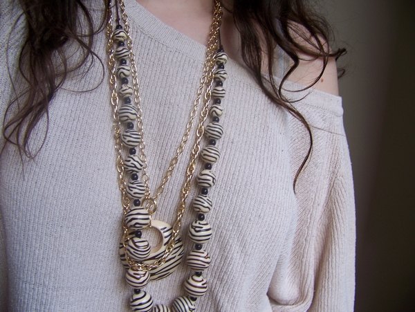 Detail sautoirs dores pull beige – Le Blog de Betty