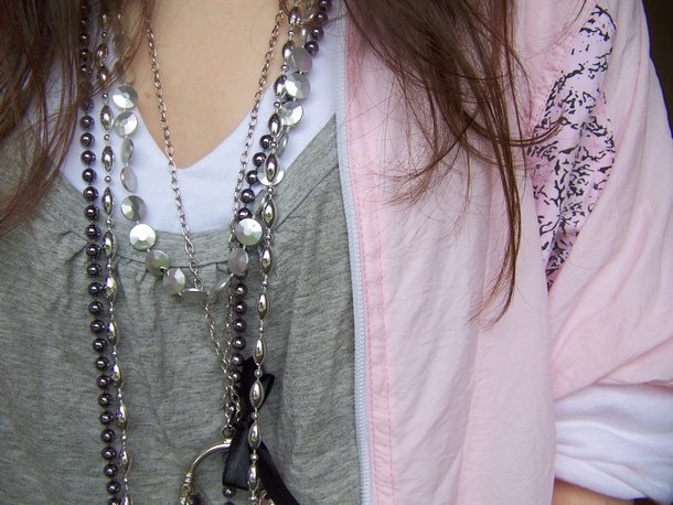 Detail sautoirs veste rose – Le Blog de Betty