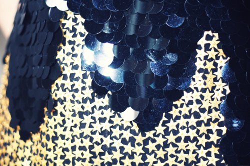 Detail sequins noirs dores – Le Blog de Betty