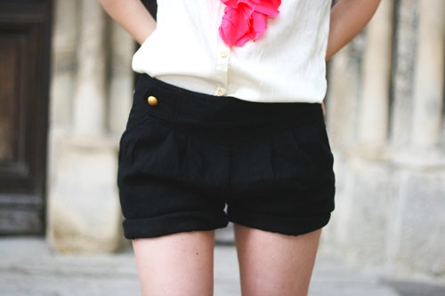 Detail short noir chemise blanche – Le Blog de Betty