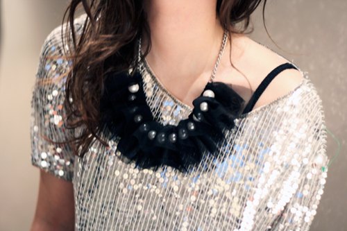 Detail top sequins collier plumes – Le Blog de Betty