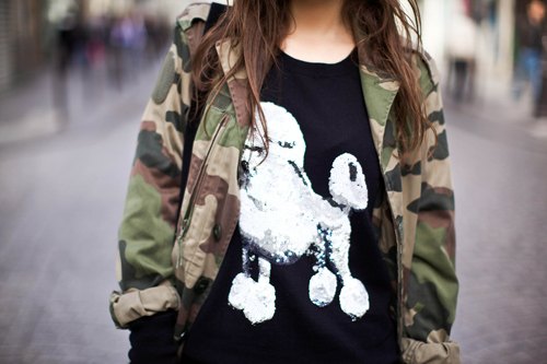 Detail tshirt caniche veste camouflage – Le Blog de Betty