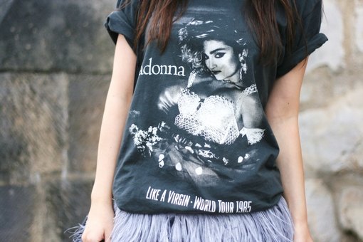 Detail tshirt madonna jupe plumes – Le Blog de Betty