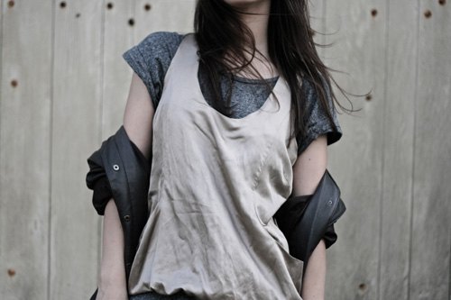 Detail veste cuir top gris – Le Blog de Betty