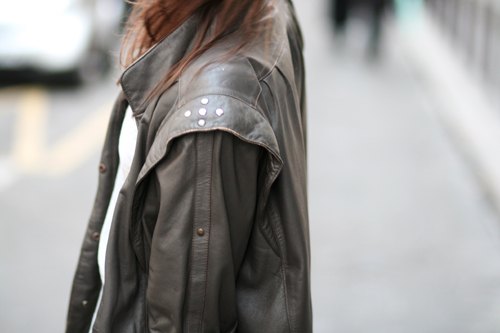 Detail veste kaki cloutee – Le Blog de Betty